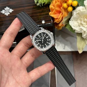 Đồng Hồ Patek Philippe Chế Tác Đá Moissanite Aquanaut 5067 Màu Đen (2)