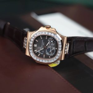 Đồng Hồ Patek Philippe Nautilus 5724R Bọc Vàng Đính Đá Moissanite Baguette GR 40mm (11)