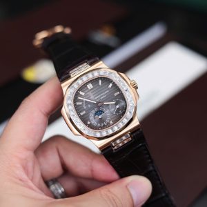 Đồng Hồ Patek Philippe Nautilus 5724R Bọc Vàng Đính Đá Moissanite Baguette GR 40mm (11)