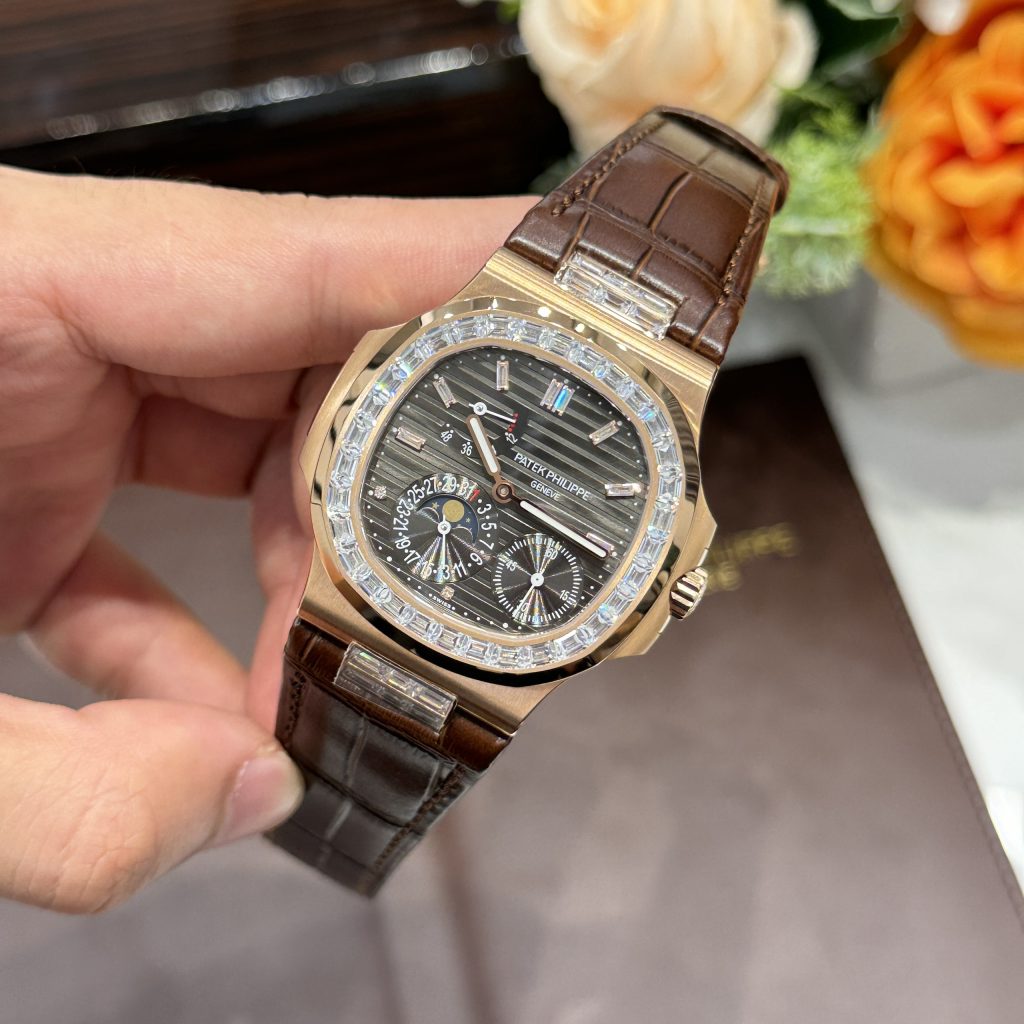 Đồng Hồ Patek Philippe Nautilus 5724R Nam Đính Đá Dây Da Xưởng GR 40mm (7)