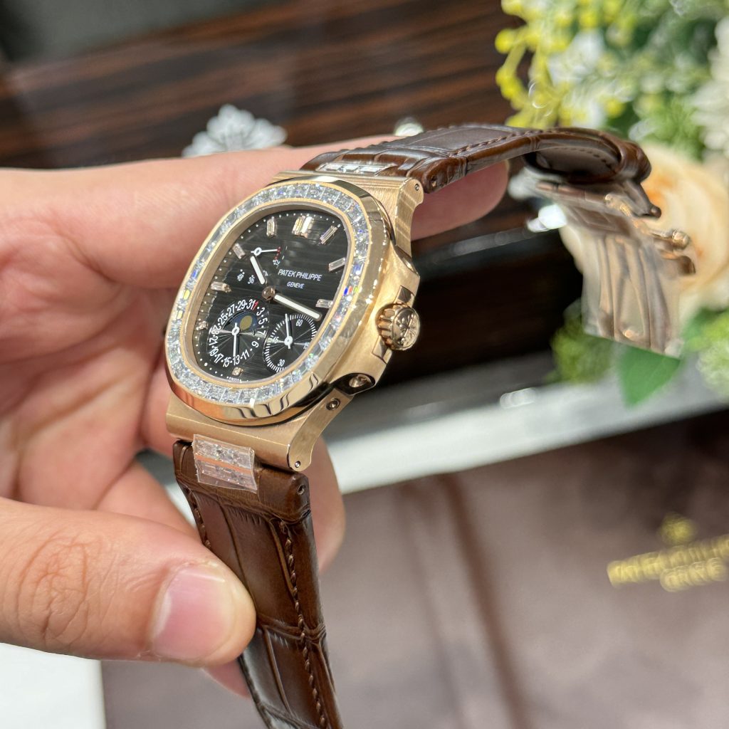 Đồng Hồ Patek Philippe Nautilus 5724R Nam Đính Đá Dây Da Xưởng GR 40mm (7)