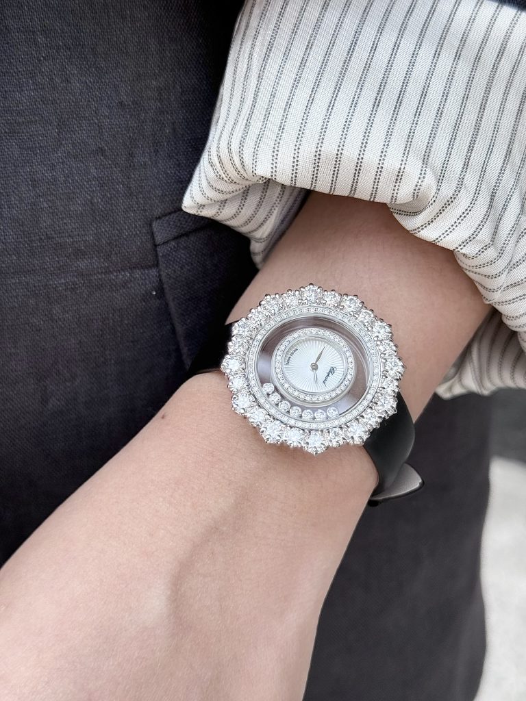 Đồng Hồ Chopard Đính Moissanite Mặt Bông Hoa Đá Xoay Chế Tác Hong Kong 38mm (6)