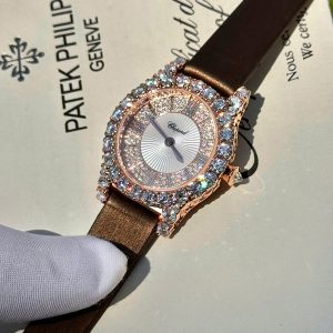 Đồng Hồ Chopard Nữ Phủ Vàng Đính Full Moissanite Dây Da Màu Nâu 34mm (2)
