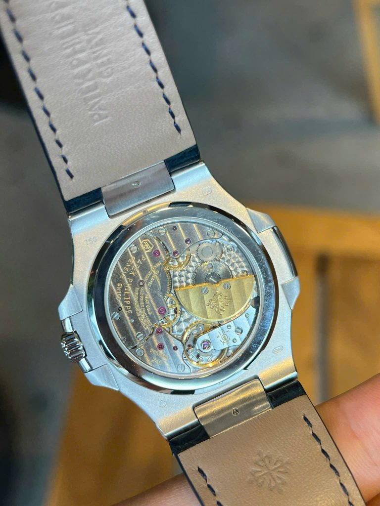 Đồng Hồ Patek Philippe Nautilus 5724G Vàng Trắng 18K Kim Cương Baguette