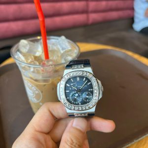 Đồng Hồ Patek Philippe Nautilus 5724G Vàng Trắng 18K Kim Cương Baguette