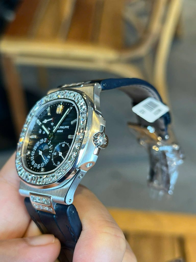 Đồng Hồ Patek Philippe Nautilus 5724G Vàng Trắng 18K Kim Cương Baguette