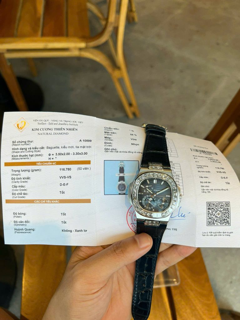 Đồng Hồ Patek Philippe Nautilus 5724G Vàng Trắng 18K Kim Cương Baguette