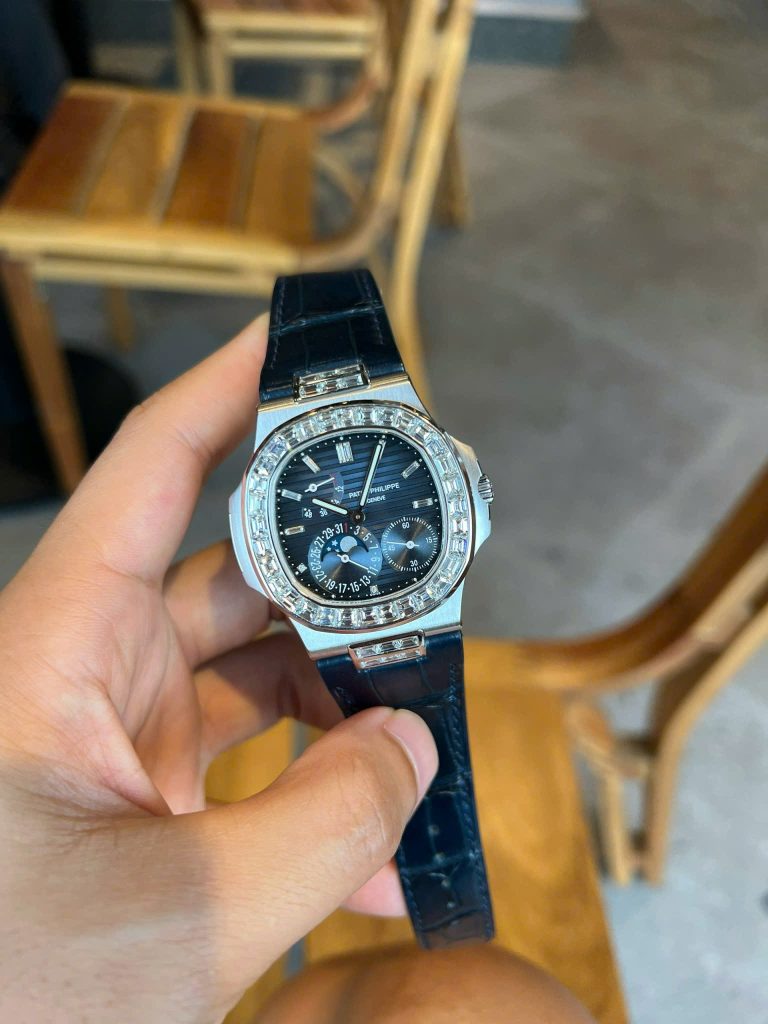 Đồng Hồ Patek Philippe Nautilus 5724G Vàng Trắng 18K Kim Cương Baguette
