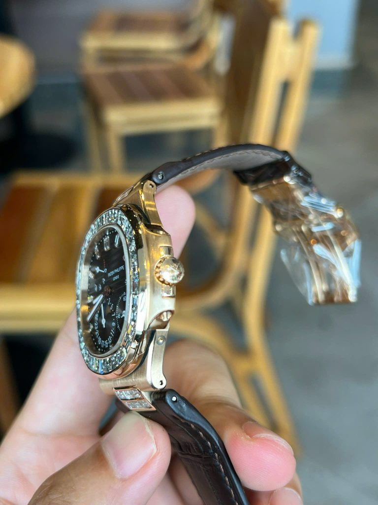 Đồng Hồ Patek Philippe Nautilus 5724R Vàng Nguyên Khối Kim Cương Tự Nhiên 40mm (1)