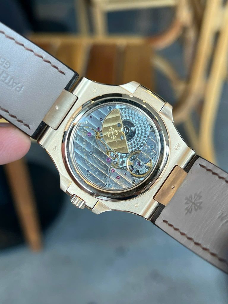 Đồng Hồ Patek Philippe Nautilus 5724R Vàng Nguyên Khối Kim Cương Tự Nhiên 40mm (8)