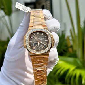 Đồng Hồ Patek Philippe Rep 11 Nautilus 5724 Phủ Vàng Đính Moissanite 40mm (2)