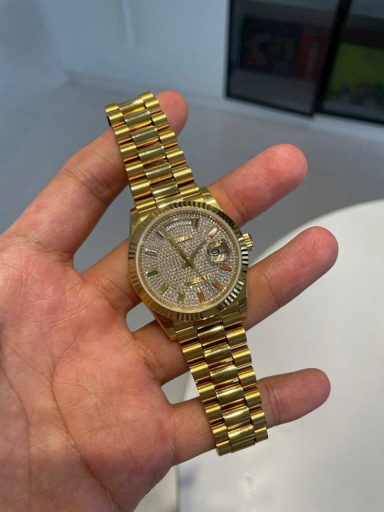 Đồng Hồ Rolex Chế Tác Mặt Số Đính Đá Cầu Vồng Day-Date 40mm (1)