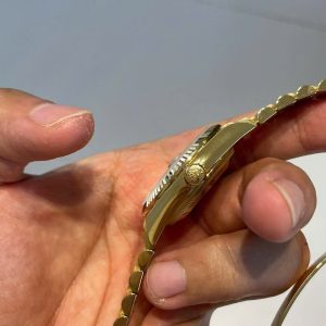 Đồng Hồ Rolex Chế Tác Mặt Số Đính Đá Cầu Vồng Day-Date 40mm (1)