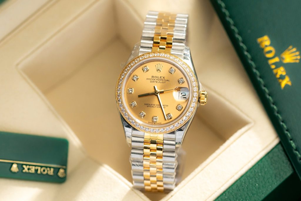 Đồng Hồ Rolex Chế Tác Mặt Vàng Champagne Nữ Đính Đá 31mm (1)