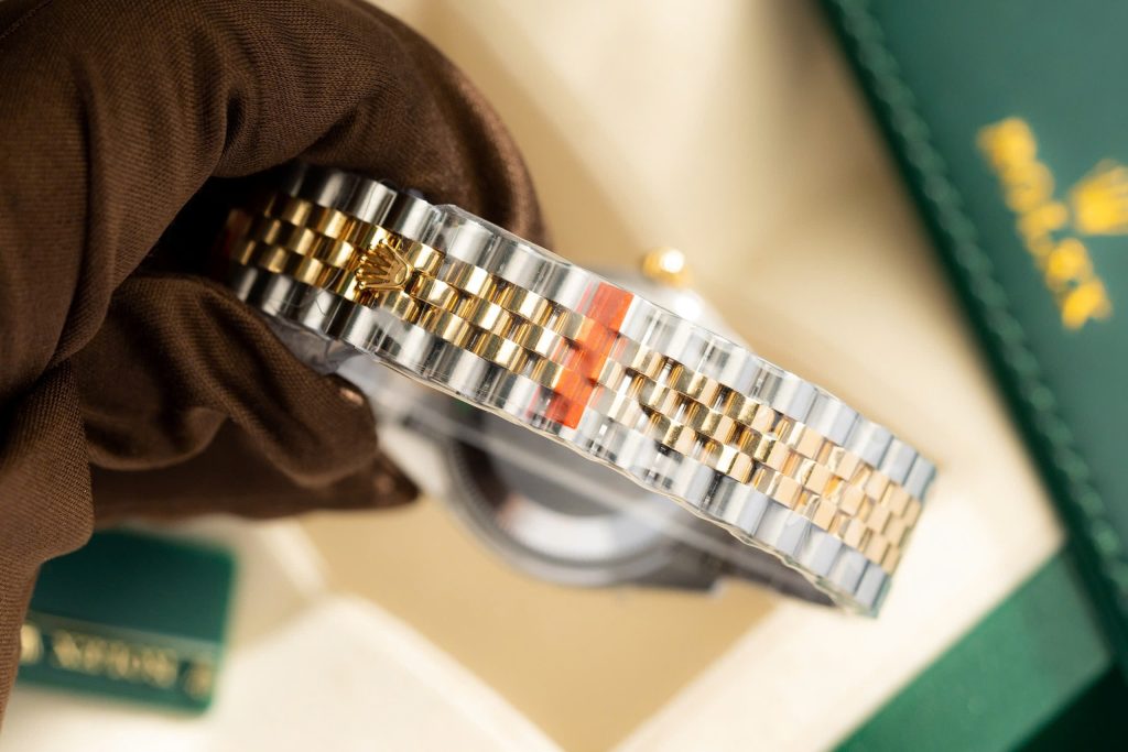 Đồng Hồ Rolex Chế Tác Mặt Vàng Champagne Nữ Đính Đá 31mm (1)