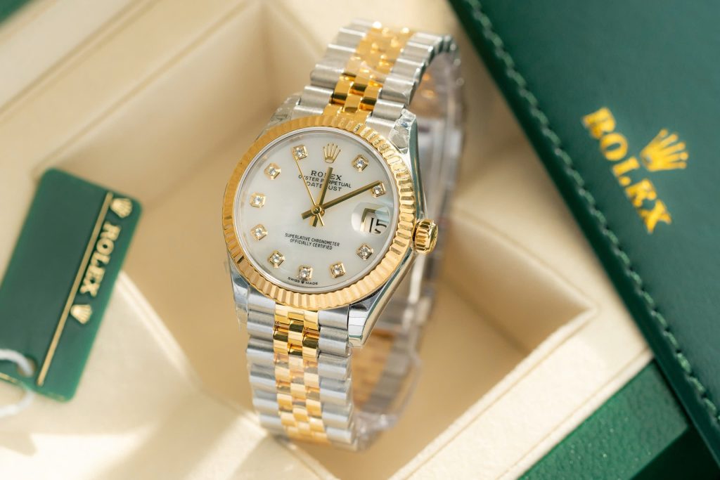 Đồng Hồ Rolex Chế Tác Mặt Xà Cừ Cọc Số Đính Đá Nữ 31mm (1)