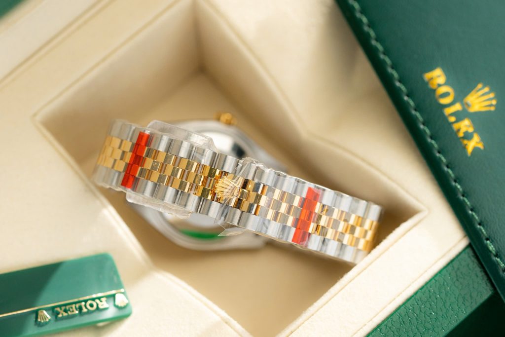 Đồng Hồ Rolex Chế Tác Mặt Xà Cừ Cọc Số Đính Đá Nữ 31mm (1)