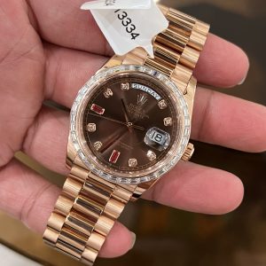 Đồng Hồ Rolex Day-Date Bọc Vàng Đá Moissanite Baguette Cọc Số Ruby Đỏ 36mm (3)