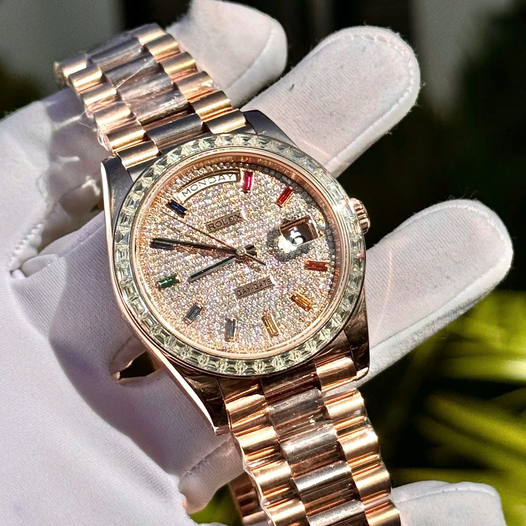 Đồng Hồ Rolex Đính Đá Moissanite Baguette Phủ Vàng Cọc Số 7 Màu Day-Date 40mm (1)