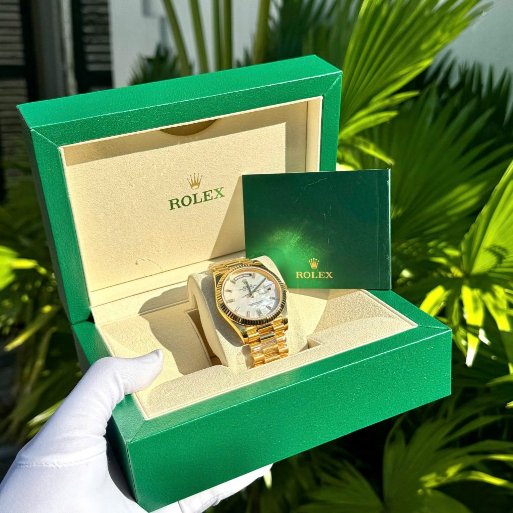 Đồng Hồ Rolex Mặt Khảm Trai Trắng Moissanite Phủ Vàng Vàng Day-Date GM 40mm (1)