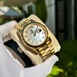 Đồng Hồ Rolex Mặt Khảm Trai Trắng Moissanite Phủ Vàng Vàng Day-Date GM 40mm (1)