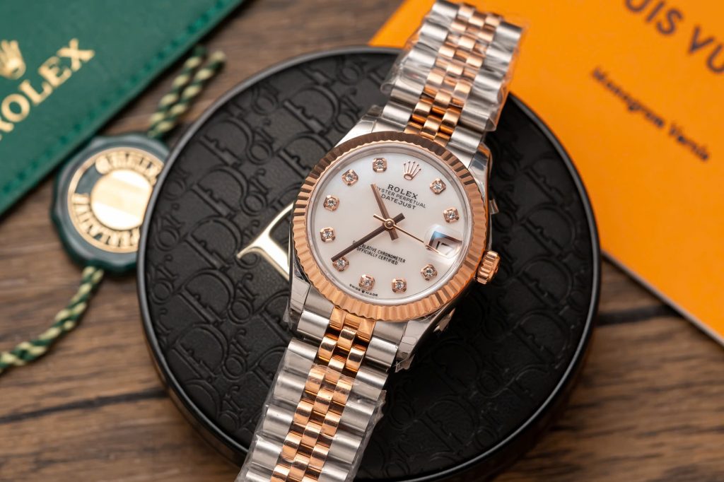 Đồng Hồ Rolex Nữ Rep 11 Mặt Xà Cừ Cọc Số Đá Dây Jubilee 31mm (1)