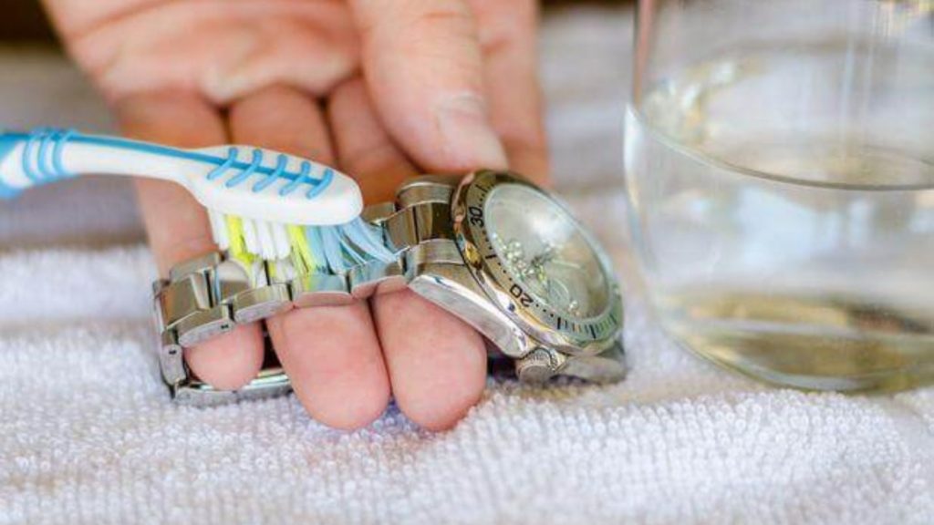 How to Clean Your Wristwatch at Home Easily and Effectively