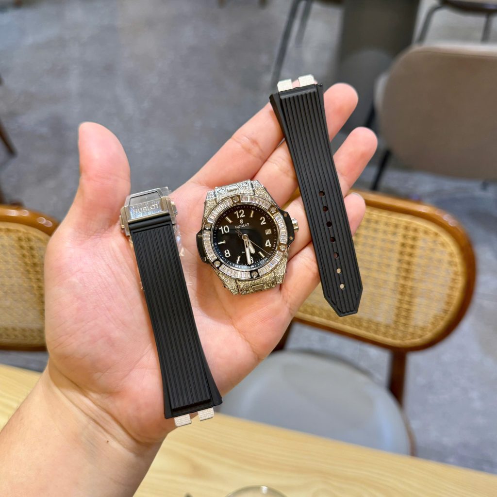 Đồng Hồ Hublot Dây Cao Su Màu Đen Đính Full Đá Big Bang One Click 39mm (1)
