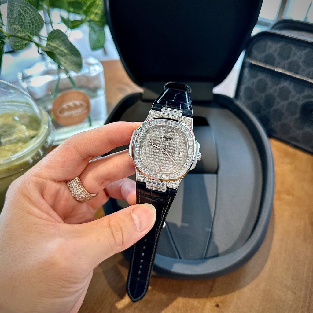 Đồng Hồ Patek Philippe Chế Tác Đính Full Đá Nautilus 5711 Dây Da 40mm (9)