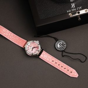 Đồng Hồ Hublot Nữ Đính Đá Mặt Xà Cừ Hồng Replica Cao Cấp 33mm (13)