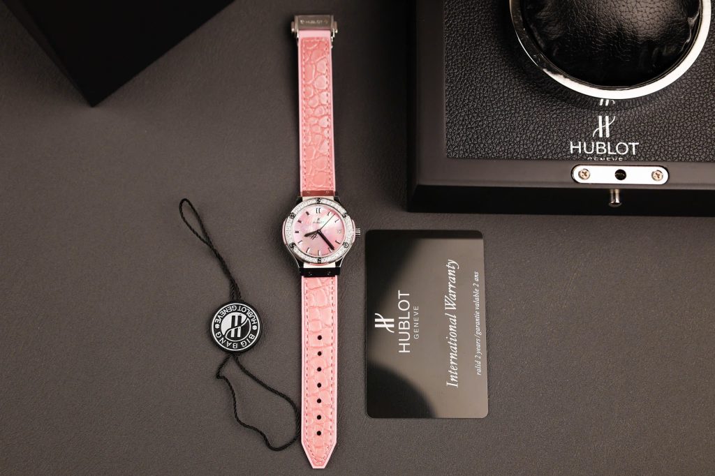 Đồng Hồ Hublot Nữ Đính Đá Mặt Xà Cừ Hồng Replica Cao Cấp 33mm (13)