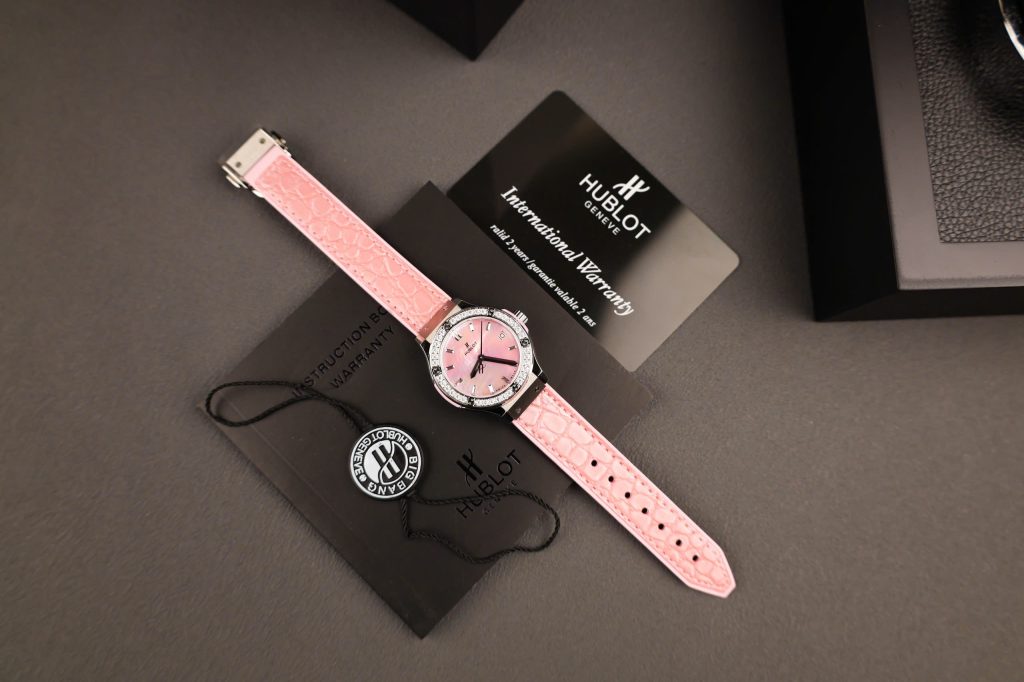 Đồng Hồ Hublot Nữ Đính Đá Mặt Xà Cừ Hồng Replica Cao Cấp 33mm (13)