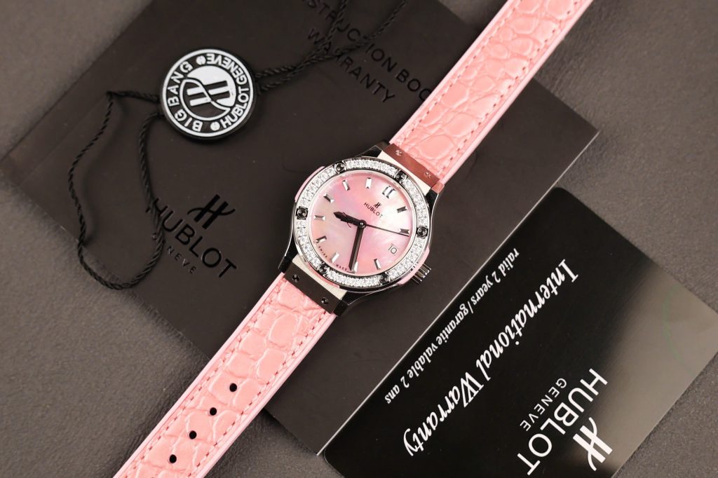 Đồng Hồ Hublot Nữ Đính Đá Mặt Xà Cừ Hồng Replica Cao Cấp 33mm (13)