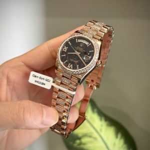 Đồng Hồ Rolex Day-Date 228235 Đính Đá Moissanite Hong Kong Mặt Số Eisenkiesel 40mm
