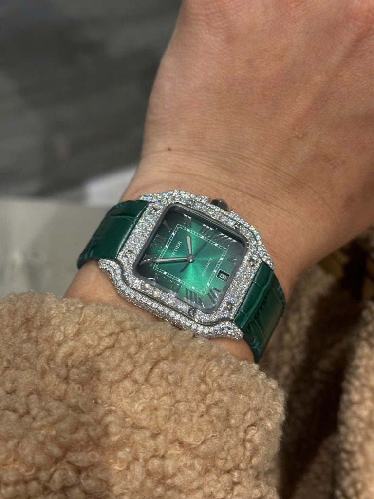 Đồng Hồ Cartier Santos Chế Tác Đá Moissanite Dây Da Màu Xanh Lá BVF (8)