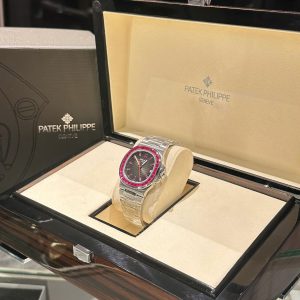 Đồng Hồ Nam Patek Philippe Nautilus 5723 Đính Đá Đỏ Replica Cao Cấp 40mm (9)
