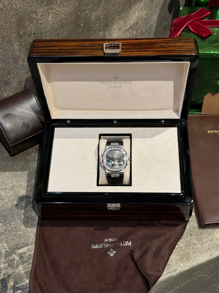 Đồng Hồ Patek Philippe Chế Tác Đá Moissanite Nautilus 5724G Mặt Xám 40mm (1)