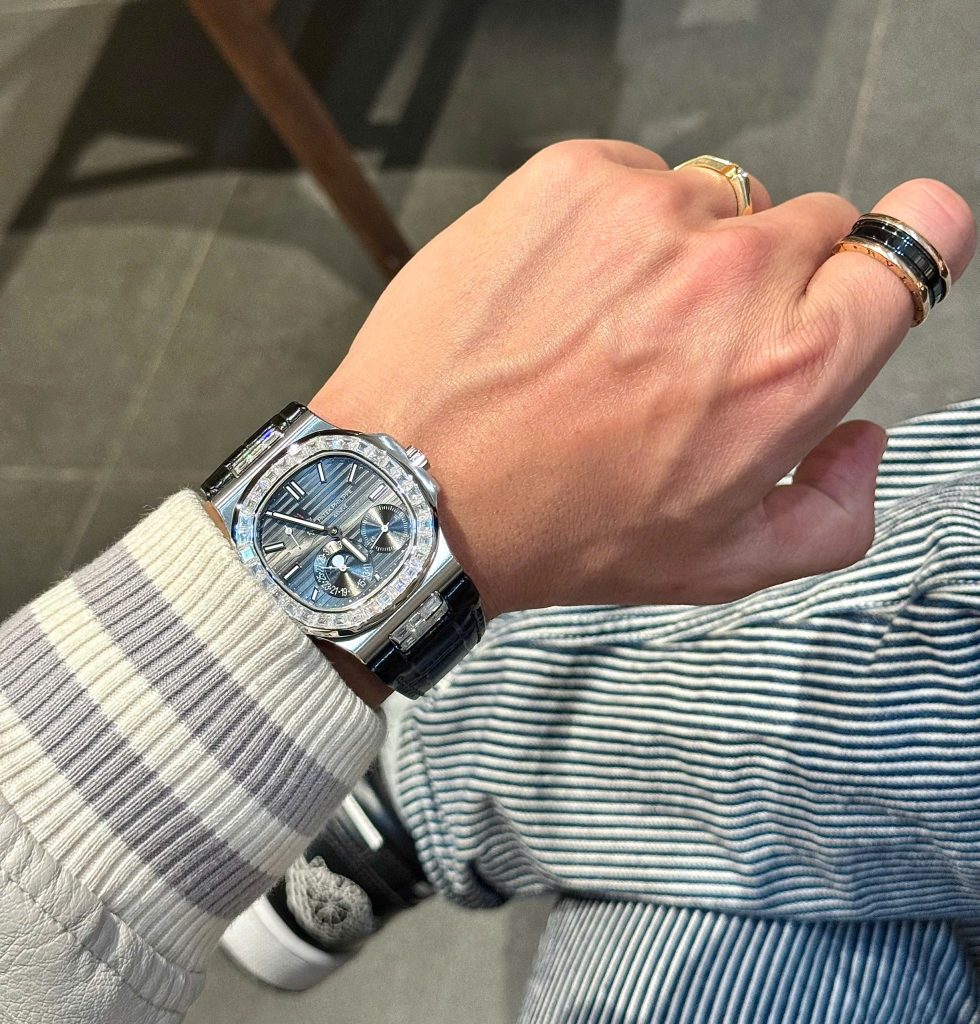 Đồng Hồ Patek Philippe Chế Tác Đá Moissanite Nautilus 5724G Mặt Xám 40mm (1)