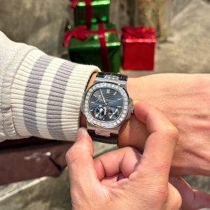 Đồng Hồ Patek Philippe Chế Tác Đá Moissanite Nautilus 5724G Mặt Xám 40mm (1)