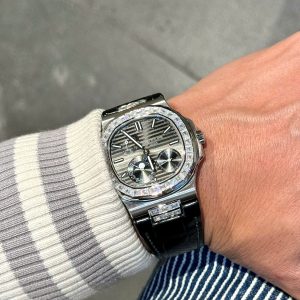 Đồng Hồ Patek Philippe Chế Tác Đá Moissanite Nautilus 5724G Mặt Xám 40mm (1)