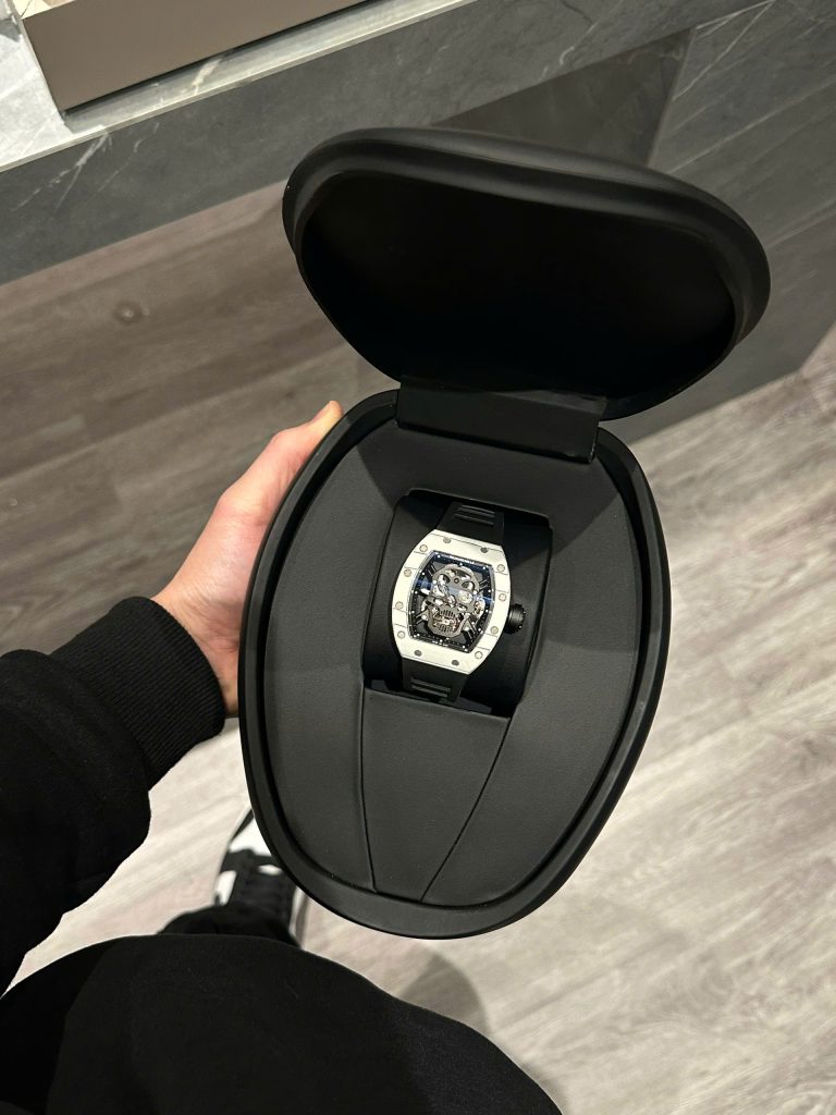 Đồng Hồ Richard Mille RM052 Đầu Lâu Chế Tác Vỏ Carbon Trăng Dây Cao Su (7)