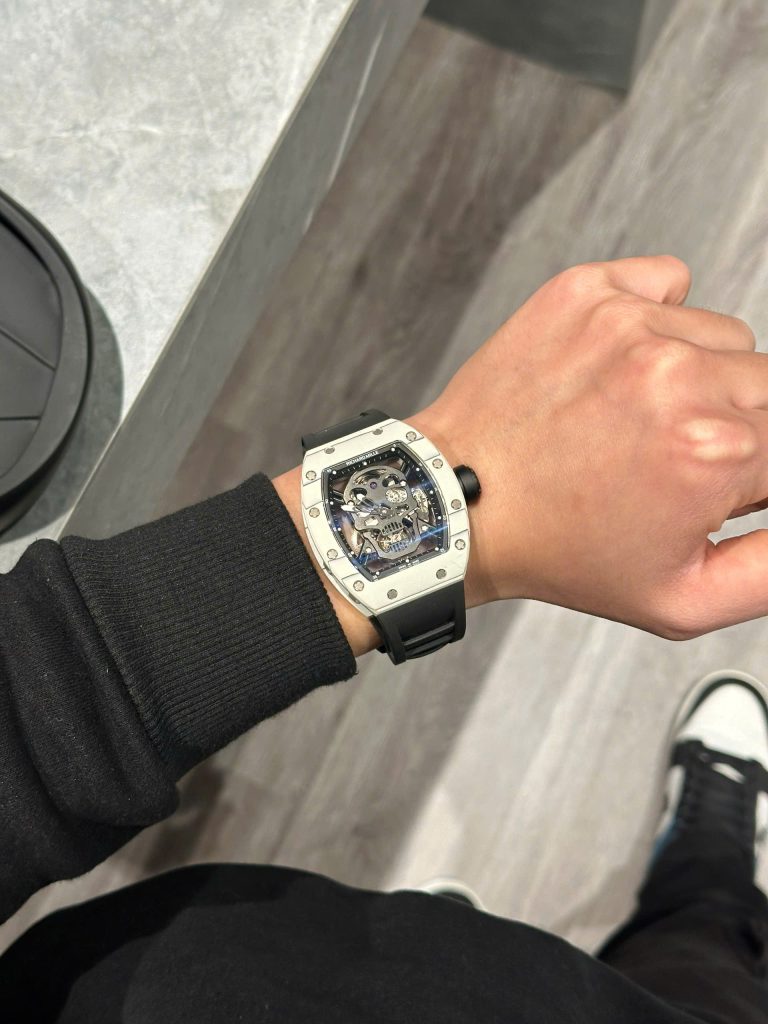 Đồng Hồ Richard Mille RM052 Đầu Lâu Chế Tác Vỏ Carbon Trăng Dây Cao Su (7)