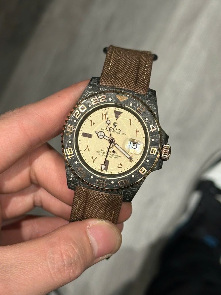 Đồng Hồ Rolex Chế Tác GMT Carbon DIW Yellow Roman Dial Cao Cấp Nhất 40mm (1)