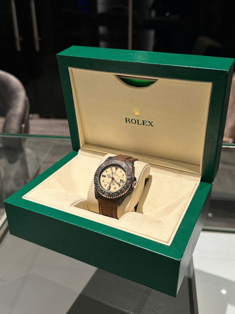 Đồng Hồ Rolex Chế Tác GMT Carbon DIW Yellow Roman Dial Cao Cấp Nhất 40mm (1)
