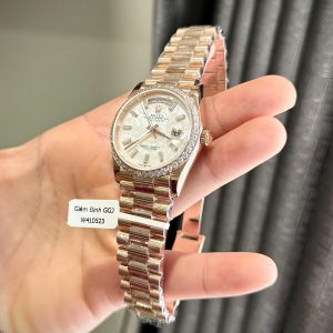 Đồng Hồ Rolex Day-Date Chế Tác Đá Moissanite Bọc Vàng Hồng Mặt Xà Cừ Tự Nhiên 36mm (6)