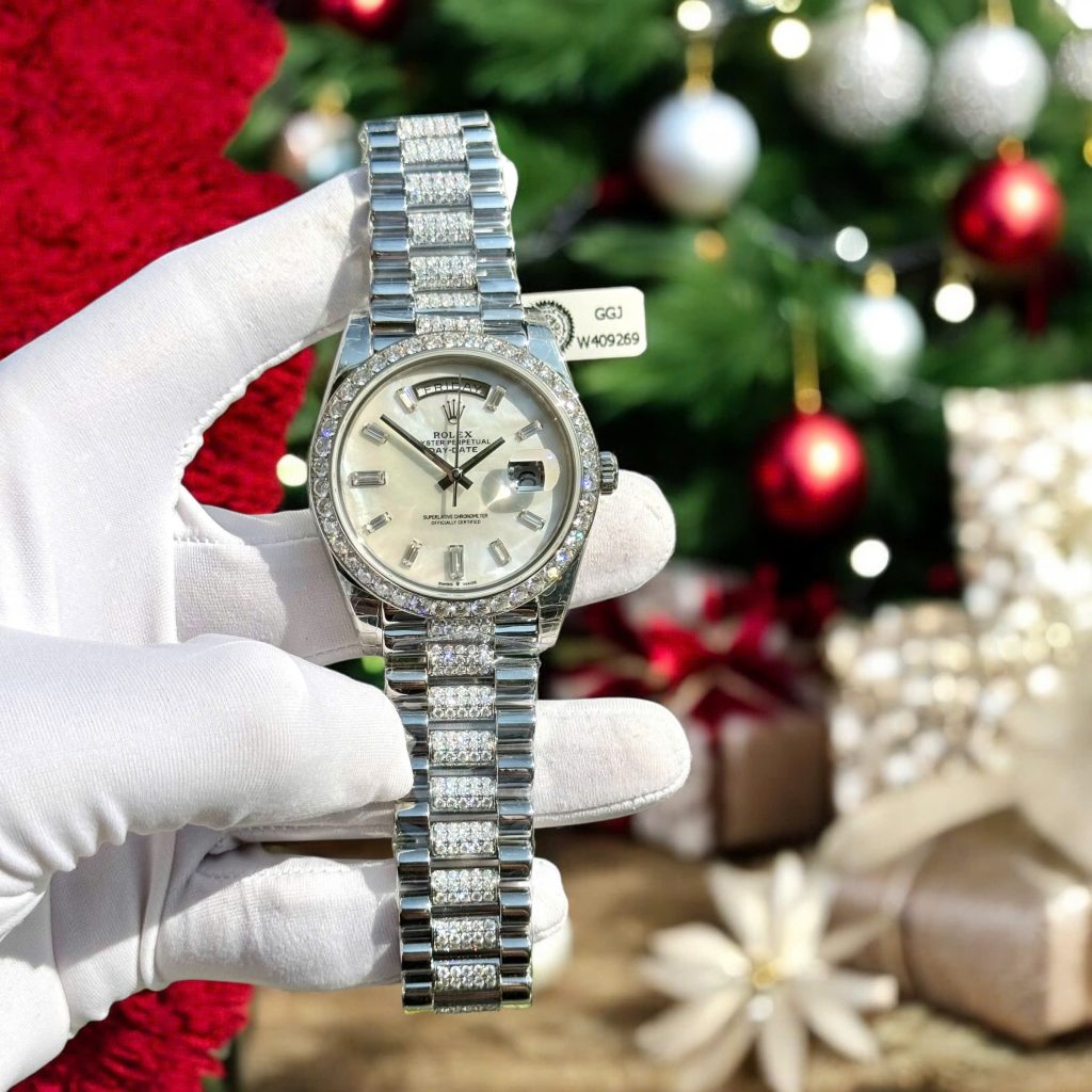 Đồng Hồ Rolex Day-Date Chế Tác Mặt Xà Cừ Tự Nhiên Đính Đá Moissanite Hong Kong 40mm (1)