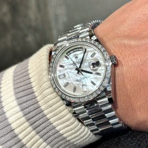 Đồng Hồ Rolex Day-Date Chế Tác Mặt Xà Cừ Tự Nhiên Đính Đá Moissanite Hong Kong 40mm (1)