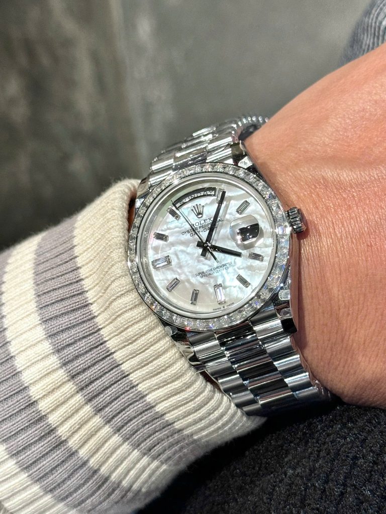 Đồng Hồ Rolex Day-Date Chế Tác Mặt Xà Cừ Tự Nhiên Đính Đá Moissanite Hong Kong 40mm (1)