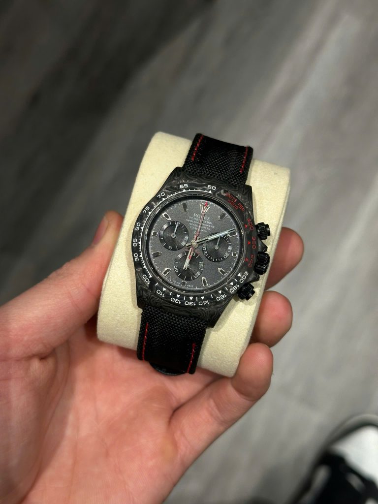 Đồng Hồ Rolex Daytona DIW Carbon Black Red Replica Cao Cấp Nhất 40mm (1)