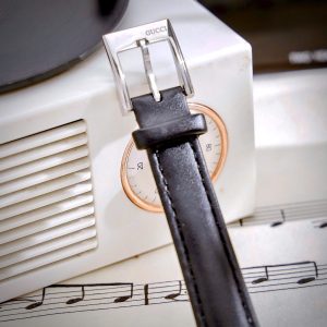 Dong Ho Gucci GG2570 Diamond Super Fake Cao Cap Day Da Mau Den May Pin 29mm 1